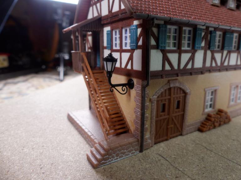 Haus mit Wandlaterne