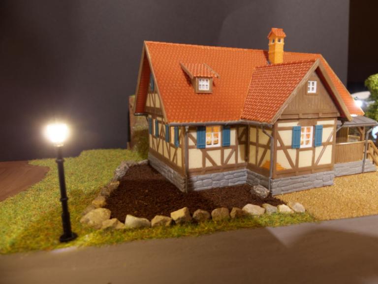 Haus mit vorbereitetem Beet aus Kaffeesatz
